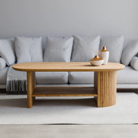 שולחן סלון מעץ מלא Exkluziv עם פלטה אובלית, מדף תחתון ורגל פיסולית בסגנון נורדי־כפרי