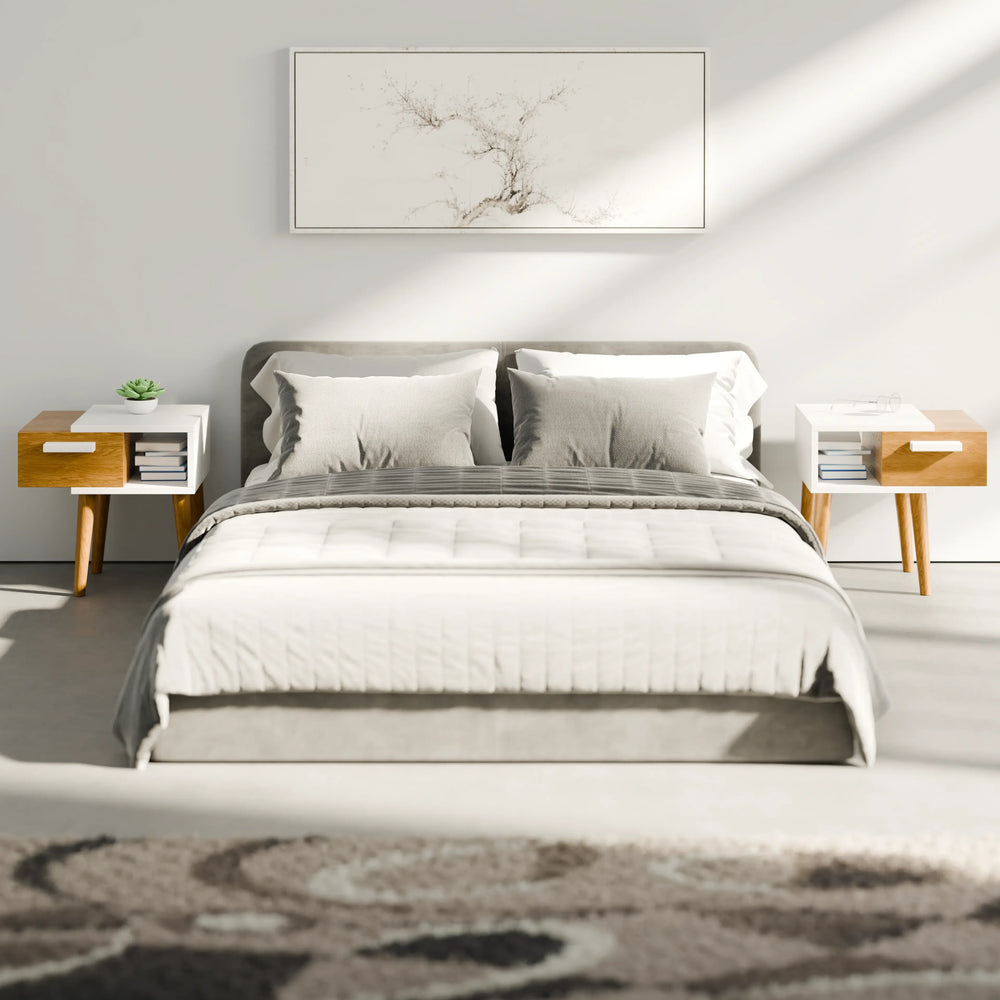 שידת לילה מיד סנצ'רי Nost עם מגירה, תא פתוח ורגלי עץ מחודדות בעיצוב סקנדינבי נקי | פוני סטייל