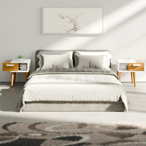 שידת לילה מיד סנצ'רי Nost עם מגירה, תא פתוח ורגלי עץ מחודדות בעיצוב סקנדינבי נקי | פוני סטייל