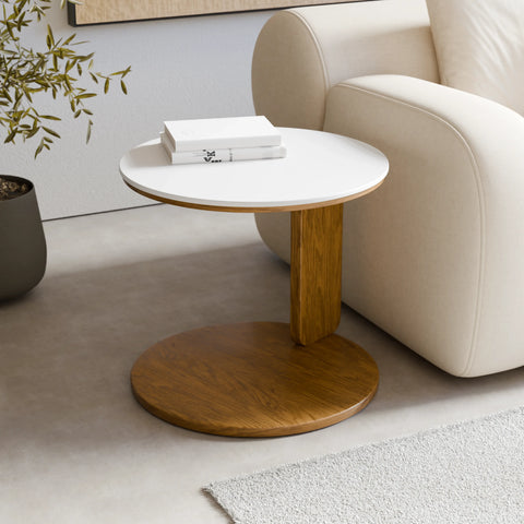 שולחן צד סקנדינבי בעיצוב מודרני עם פלטת פורניר אלון ובסיס עגול מחופה בצבע אפוקסי לבן.