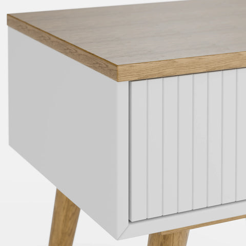 שידת לילה מיד סנצ'רי Aspen עם מגירה טקסטורלית ורגלי עץ מחודדות בעיצוב סקנדינבי נקי | פוני סטייל