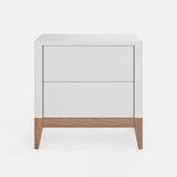 שידת לילה מודרנית Asenso עם מגירות פתיחה בלחיצה ורגלי עץ טבעי בעיצוב סקנדינבי נקי | פוני סטייל