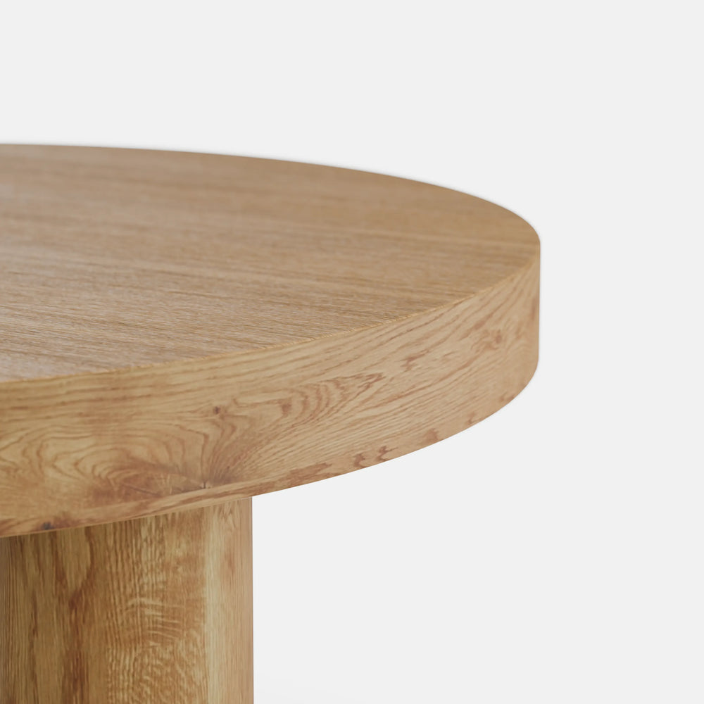 שולחן סלון Moss – שולחן עגול עם פלטת עץ תעשייתי מחופה פורניר אלון ורגלי עץ אלון מלא