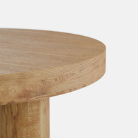 שולחן סלון Moss – שולחן עגול עם פלטת עץ תעשייתי מחופה פורניר אלון ורגלי עץ אלון מלא