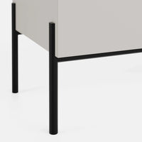 מזנון סקנדינבי מודרני עם גוף בציפוי אפוקסי, תא פתוח בגימור פורניר אלון ורגלי מתכת דקות.