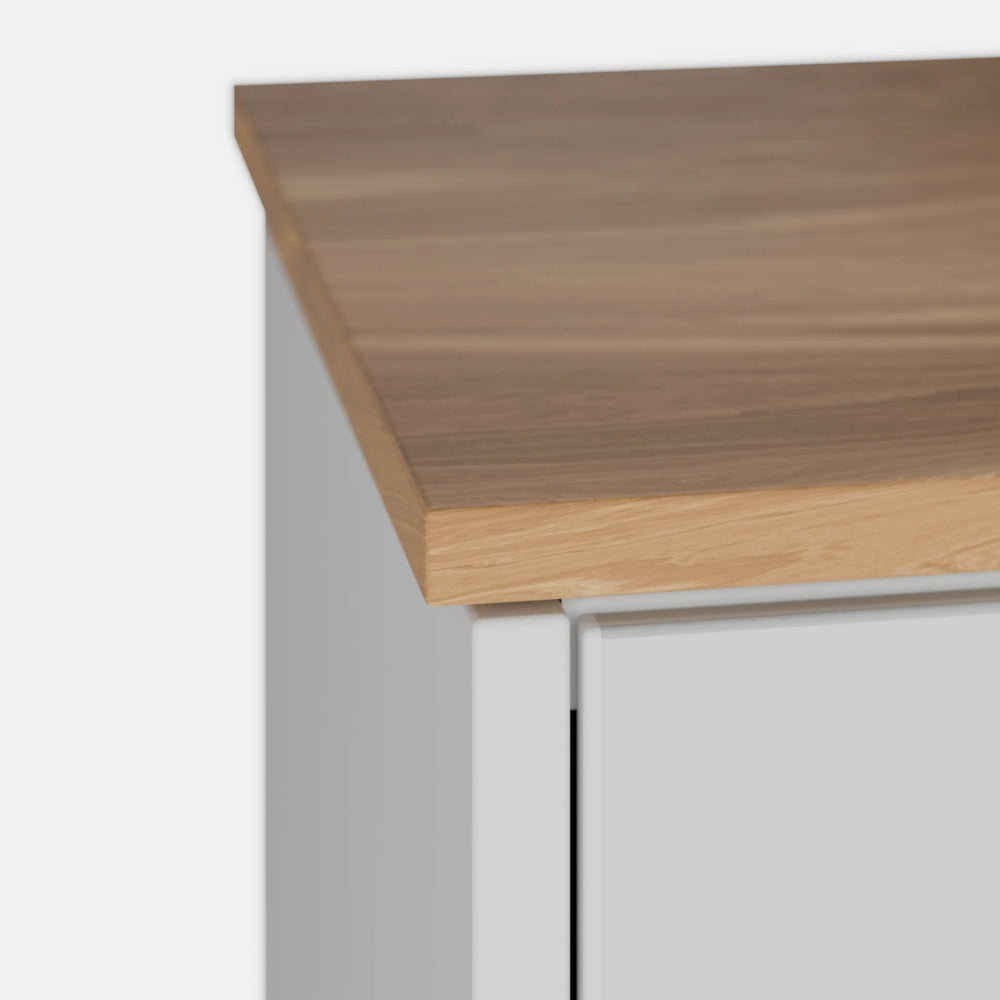 שידה כפרית Hedin בגימור אפוקסי בהיר, פלטת עץ תעשייתי מחופה פורניר ורגלי עץ אלון טבעי | פוני סטייל