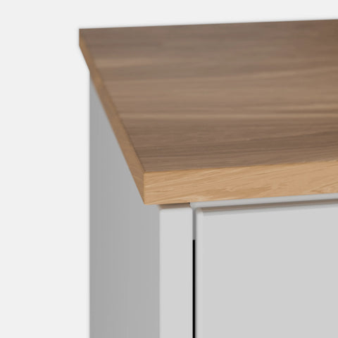 שידה כפרית Hedin בגימור אפוקסי בהיר, פלטת עץ תעשייתי מחופה פורניר ורגלי עץ אלון טבעי | פוני סטייל