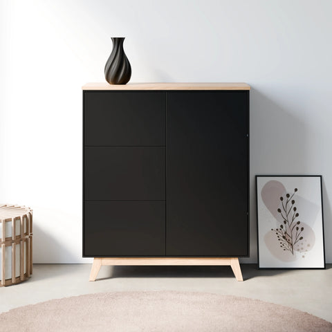 שידה סקנדינבית Skadi עם מגירות ודלת בצבע שחור, רגלי עץ טבעי ופלטת פורניר בגוון אלון | פוני סטייל
