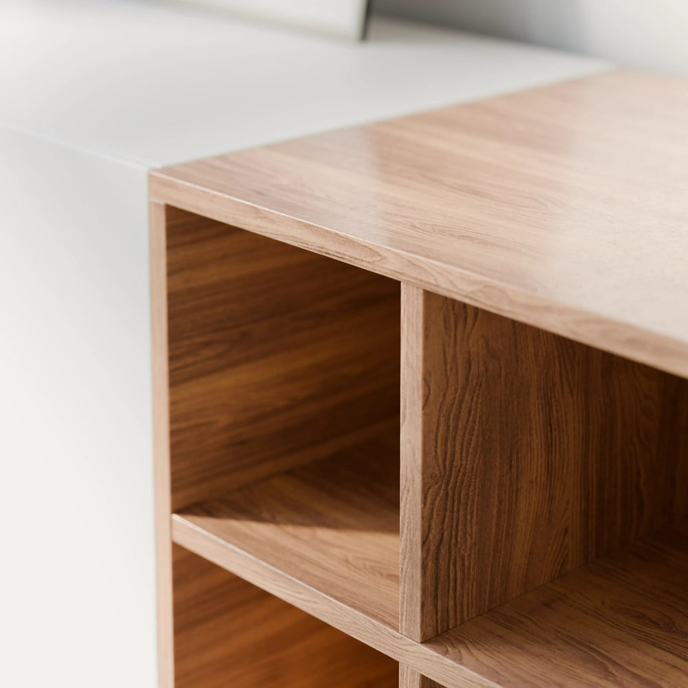 מזנון טלוויזיה מודרני Hav בעיצוב מינימליסטי עם כוורת פורניר אלון ורגלי מתכת