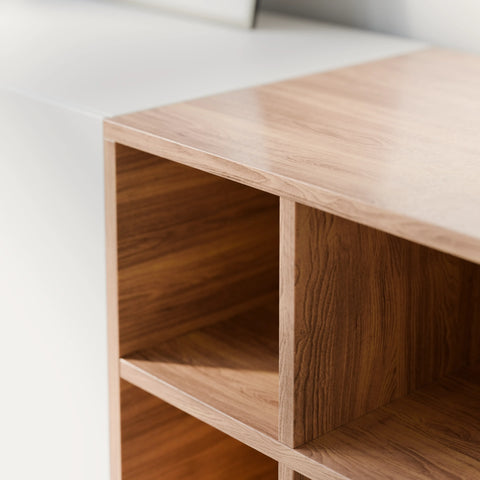 מזנון טלוויזיה מודרני Hav בעיצוב מינימליסטי עם כוורת פורניר אלון ורגלי מתכת