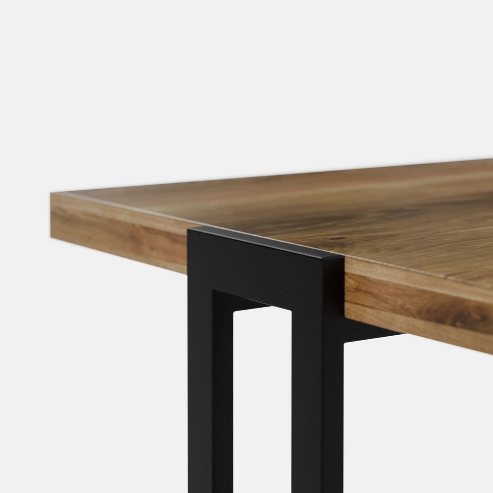 שולחן סלון מעץ מלא Workx עם פלטת אלון טבעי ובסיס ברזל שחור בעיצוב תעשייתי