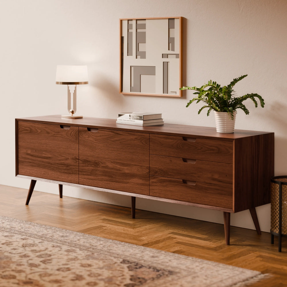 מזנון עץ לסלון Varden בעיצוב סקנדינבי קלאסי עם 3 מגירות, 2 דלתות ורגלי עץ גבוהות