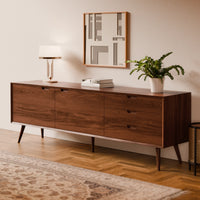 מזנון עץ לסלון Varden בעיצוב סקנדינבי קלאסי עם 3 מגירות, 2 דלתות ורגלי עץ גבוהות