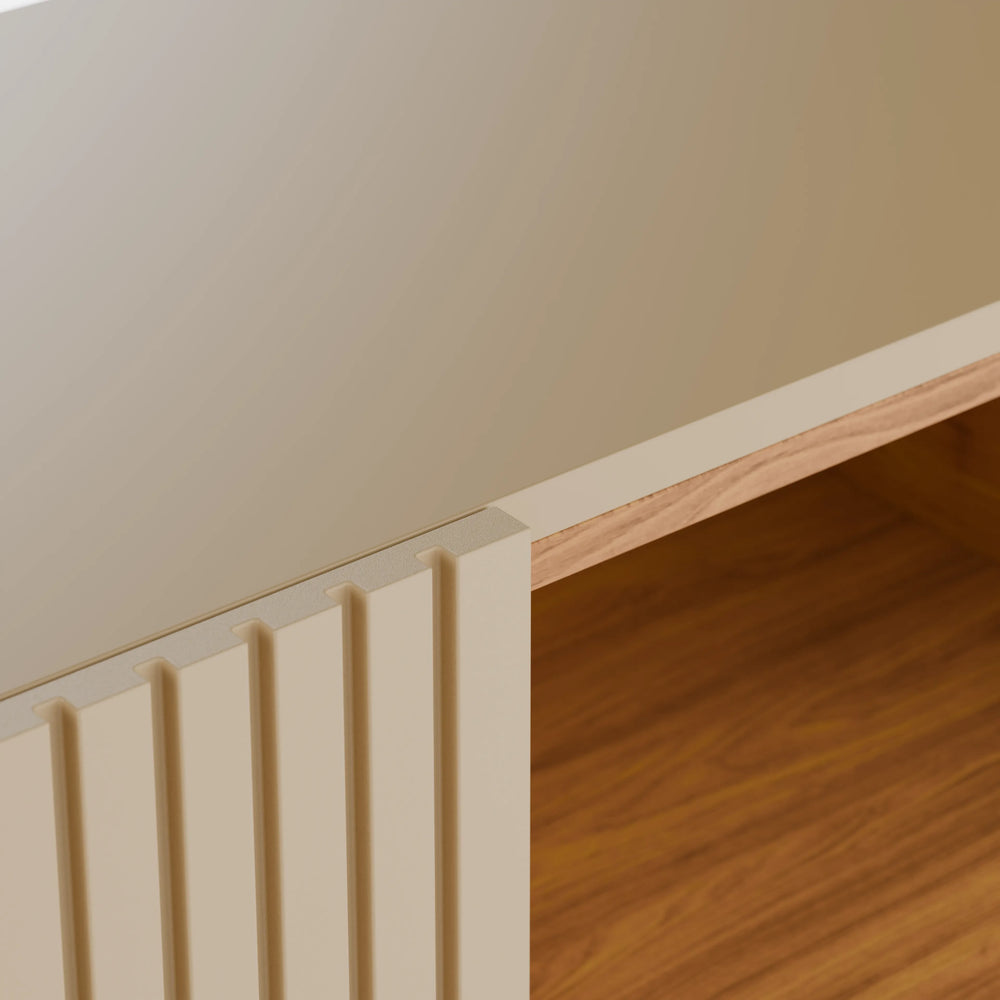 קונסולה Glacier עם חזית מחורצת, תיבה פתוחה ורגלי מתכת דקות בסגנון מודרני מינימליסטי | פוני סטייל