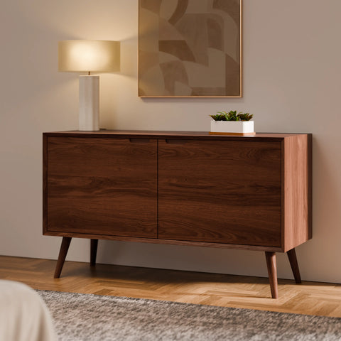 קומודה סקנדינבית Varden עם מדפים נסתרים ודלתות עץ טבעי