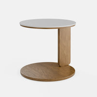 שולחן צד סקנדינבי בעיצוב מודרני עם פלטת פורניר אלון ובסיס עגול מחופה בצבע אפוקסי לבן.