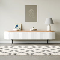 מזנון טלוויזיה מעוגל Turo עם פלטת פורניר, קלאפות ומגירות בעיצוב אובלי אלגנטי