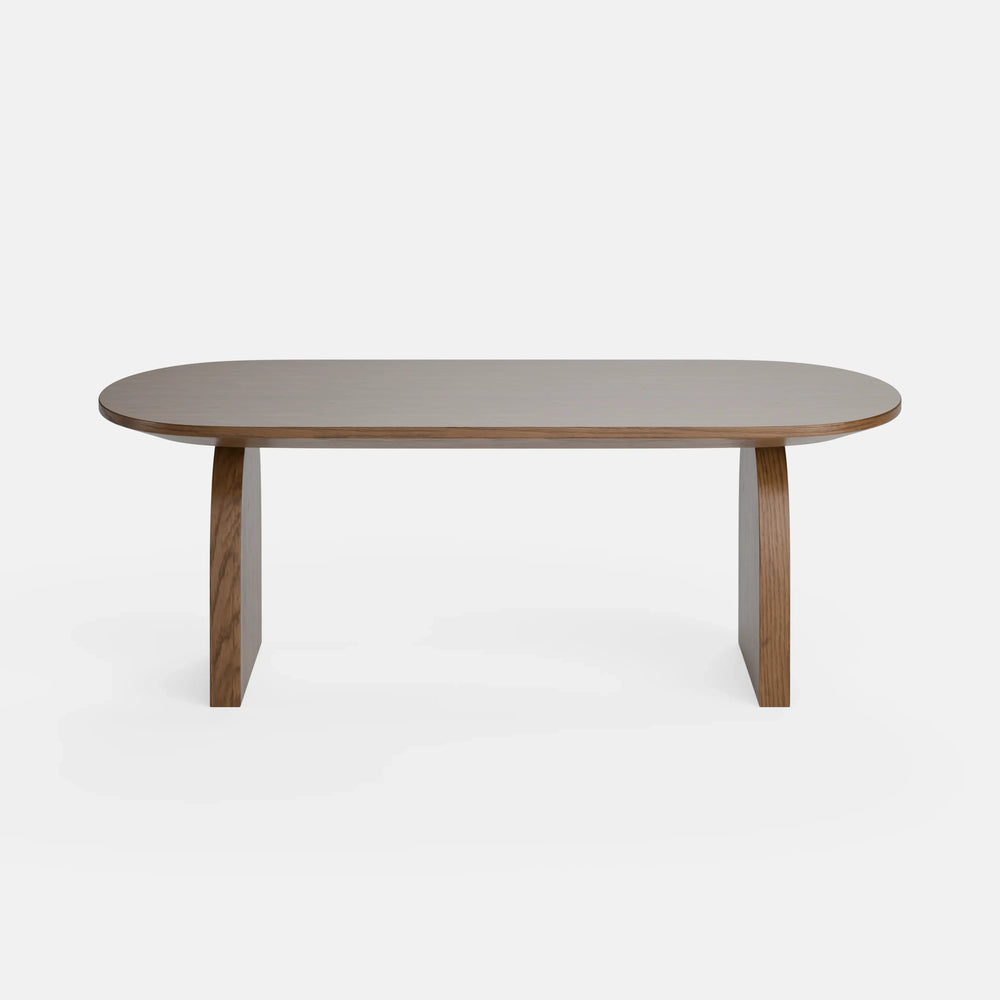 שולחן סלון אובלי Surgo עם פלטת פורניר בגוון אלון טבעי או אגוז ורגליים פיסוליות