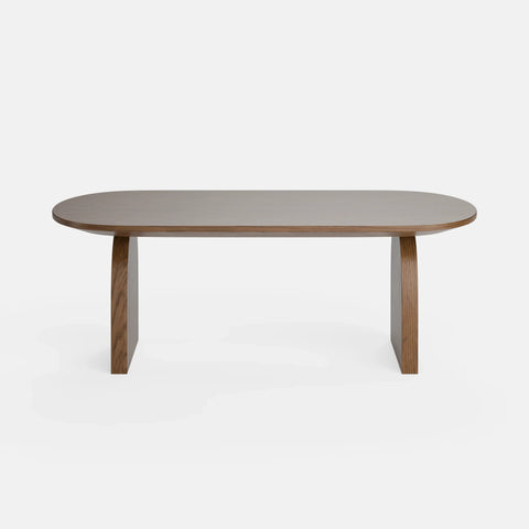 שולחן סלון אובלי Surgo עם פלטת פורניר בגוון אלון טבעי או אגוז ורגליים פיסוליות