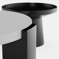 סט שולחנות סלון Sten – שולחן עגול על רגליים מרובעות ושולחן קטן עם בסיס גלילי בעיצוב מודרני־פיסולי