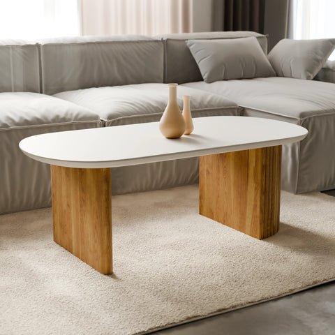 שולחן סלון אובלי Espina עם פלטה לבנה מחופה אפוקסי ורגליים מעץ מלא בעיצוב נורדי־כפרי רך