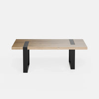 שולחן סלון מעץ מלא Brygg עם פלטת אלון עבה ורגלי ברזל שחורות בעיצוב גיאומטרי