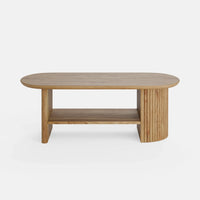 שולחן סלון מעץ מלא Exkluziv עם פלטה אובלית, מדף תחתון ורגל פיסולית בסגנון נורדי־כפרי