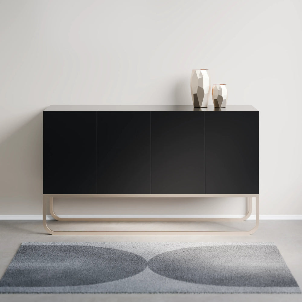 קומודה מודרנית Rodel בעיצוב מינימליסטי עם בסיס מתכתי מעוגל ונוכחות יוקרתית | פוני סטייל