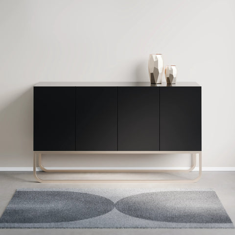 קומודה מודרנית Rodel בעיצוב מינימליסטי עם בסיס מתכתי מעוגל ונוכחות יוקרתית | פוני סטייל