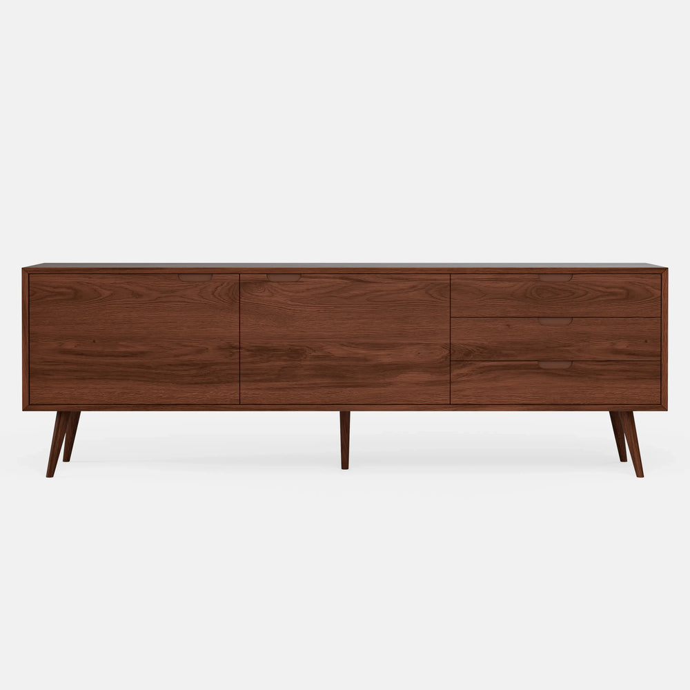 מזנון עץ לסלון Varden בעיצוב סקנדינבי קלאסי עם 3 מגירות, 2 דלתות ורגלי עץ גבוהות