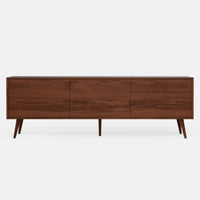 מזנון עץ לסלון Varden בעיצוב סקנדינבי קלאסי עם 3 מגירות, 2 דלתות ורגלי עץ גבוהות