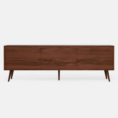 מזנון עץ לסלון Varden בעיצוב סקנדינבי קלאסי עם 3 מגירות, 2 דלתות ורגלי עץ גבוהות