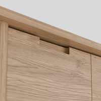 קונסולה מעוצבת עם מגירות, מדף תחתון ורגלי עץ אלון מלא – פוני סטייל