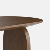 שולחן סלון Surgo - שולחן מעוצב מעץ אלון אמריקאי עם פלטה אובלית ורגליים מעוגלות בעיצוב פיסולי