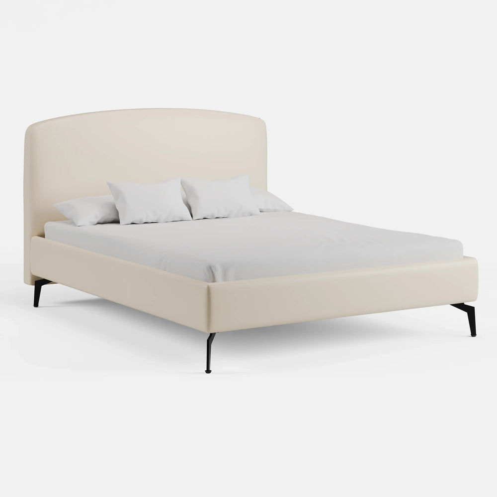 מיטה זוגית Ingrid בדמוי עור עם גב מעוגל ורגלי מתכת | שמנת מוקה