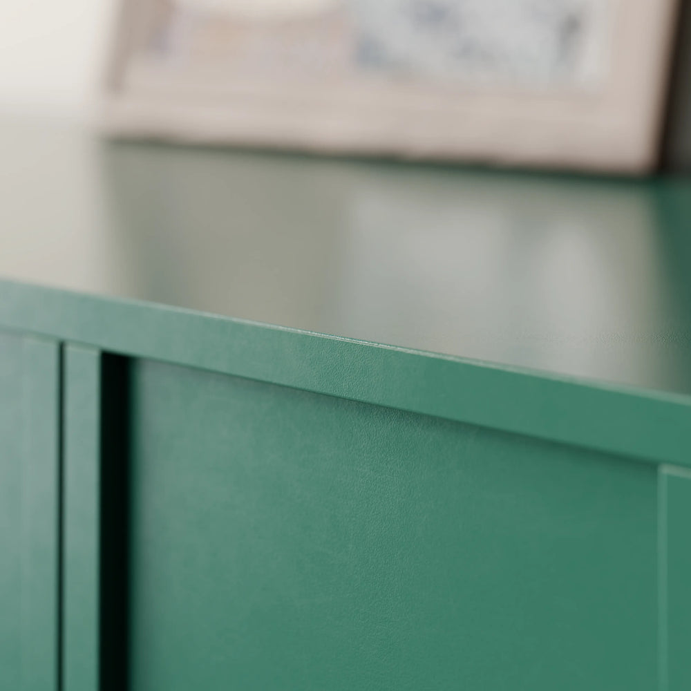 מזנון טלוויזיה מודרני Skog עם לייסטים אנכיים ורגלי ברזל דקות בעיצוב דרמטי