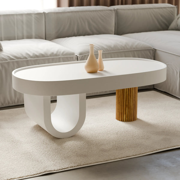 שולחן סלון אובלי ומודרני בגוון לבן, בעל בסיס מעוגל ורגל תמיכה מעץ במבוק מלא, אידיאלי בקולקציית שולחנות סלון עכשוויים.