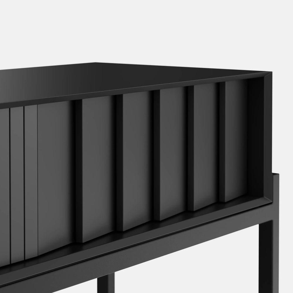 קונסולה Sot עם חזית מחורצת, מגירה ודלת קלאפה בעיצוב מינימליסטי־דרמטי, על מסגרת מתכת דקה | פוני סטייל