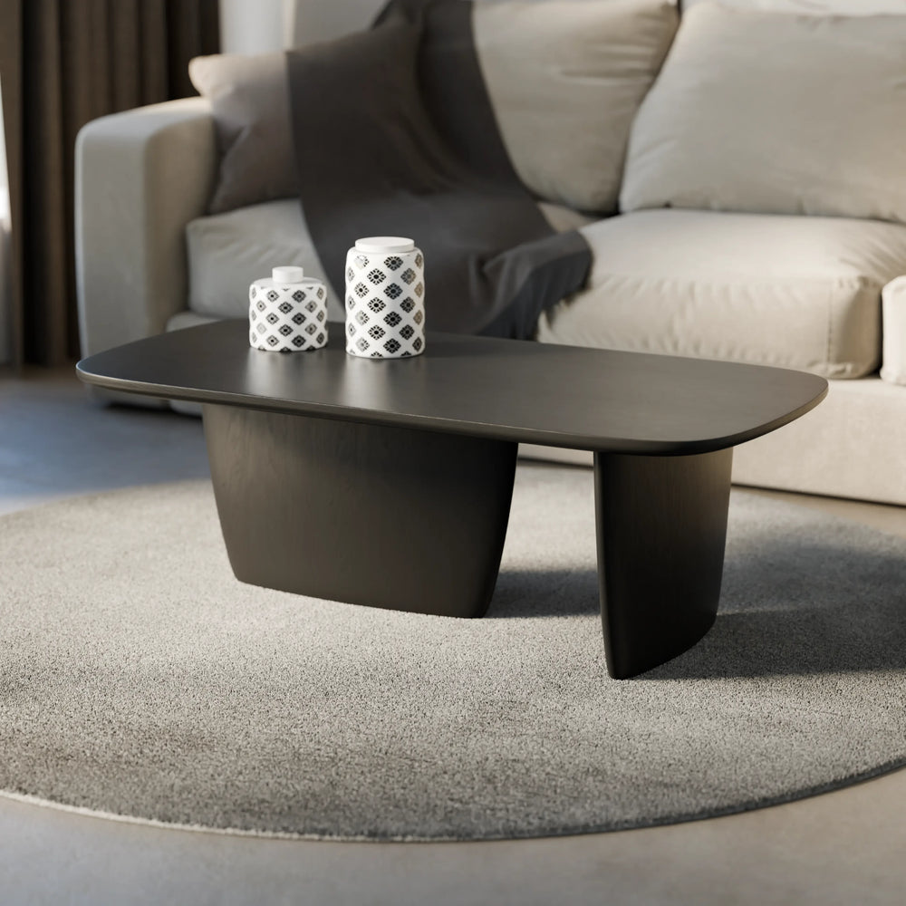 שולחן סלון בעיצוב מודרני Pyramida עם פלטת פורניר ובסיס פיסולי מעץ מלא בגימור שחור