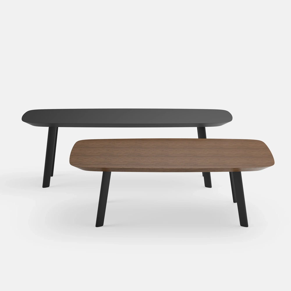 סט שולחנות סלון Eclipsis עם פלטות בגימור אפוקסי שחור ופורניר אגוז ורגלי ברזל אלכסוניות