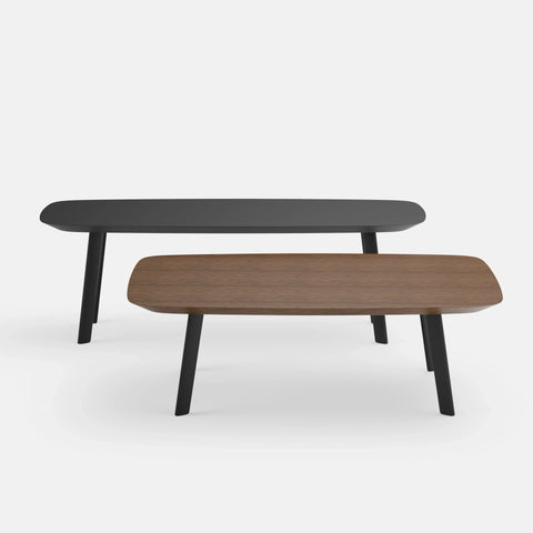 סט שולחנות סלון Eclipsis עם פלטות בגימור אפוקסי שחור ופורניר אגוז ורגלי ברזל אלכסוניות