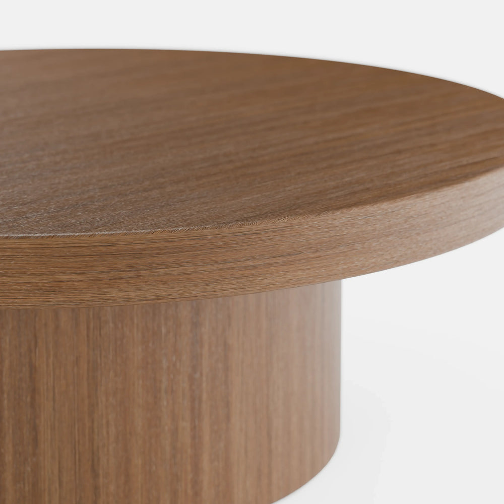 שולחן סלון עגול Syngo עם פלטת פורניר טבעי ובסיס גלילי רחב בעיצוב מינימליסטי