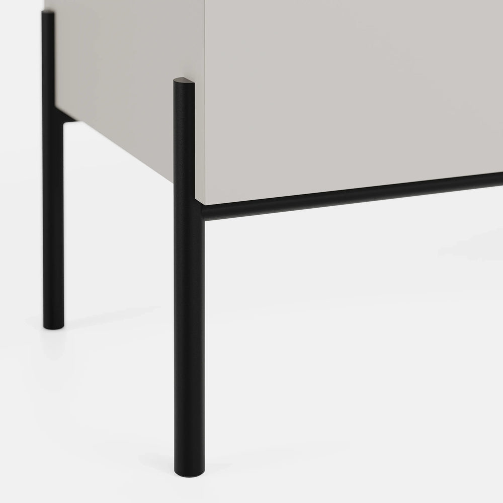 מזנון טלוויזיה מודרני Nordic עם תא פתוח עץ, דלת קלאפה ורגלי מתכת דקות