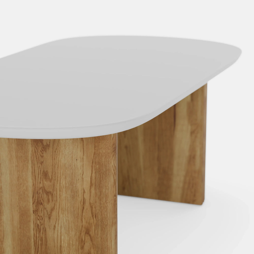 שולחן סלון אובלי Espina עם פלטה לבנה מחופה אפוקסי ורגליים מעץ מלא בעיצוב נורדי־כפרי רך