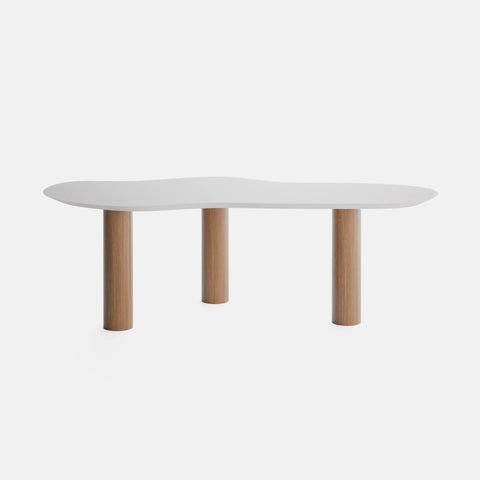 שולחן סלון אובלי מודרני Ellipse עם פלטה לבנה ורגלי עץ אלון, בעיצוב מודרני וייחודי