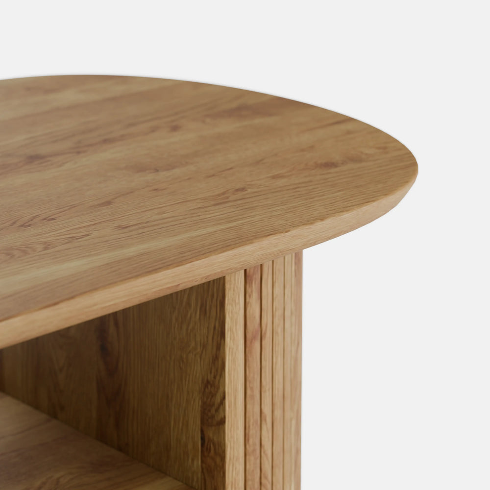 שולחן סלון מעץ מלא Exkluziv עם פלטה אובלית, מדף תחתון ורגל פיסולית בסגנון נורדי־כפרי