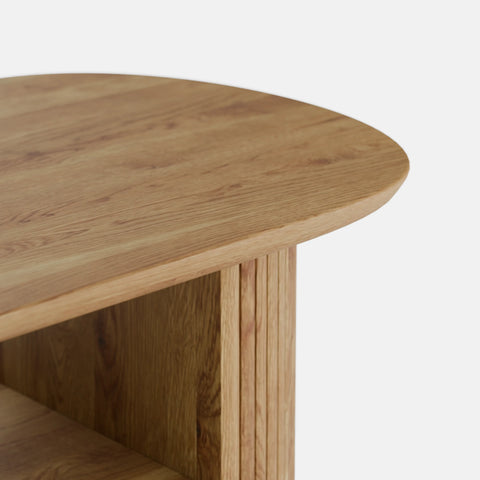 שולחן סלון מעץ מלא Exkluziv עם פלטה אובלית, מדף תחתון ורגל פיסולית בסגנון נורדי־כפרי