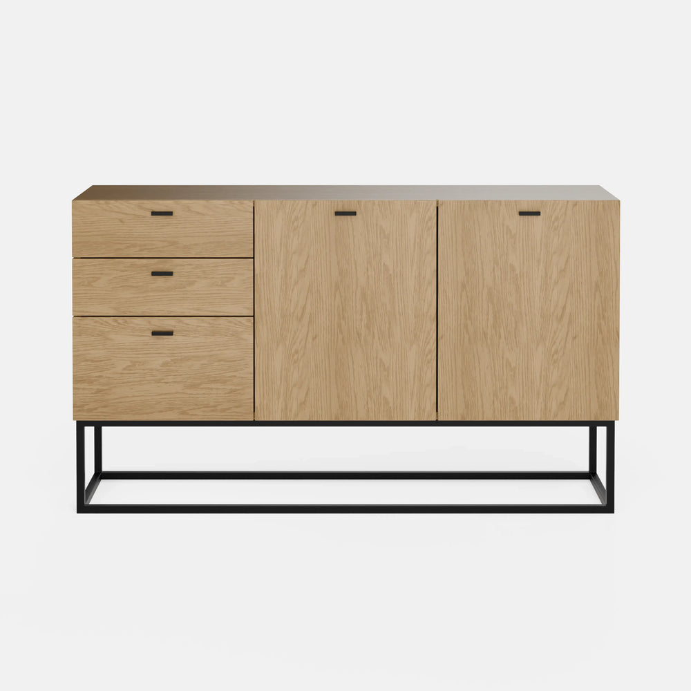 שידה מודרנית Kona עם פורניר עץ טבעי, בסיס ברזל שחור ושלוש מגירות עם דלתות סגירה שקטה | פוני סטייל
