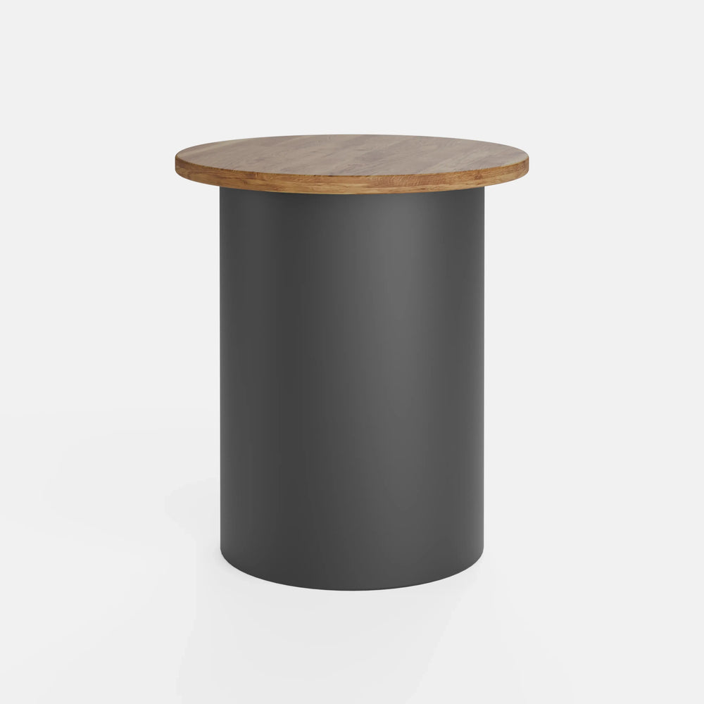 שולחן צד סקנדינבי בעיצוב מודרני עם פלטת עץ אלון מלא ובסיס גלילי מחופה בצבע אפוקסי שחור.