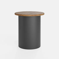 שולחן צד סקנדינבי בעיצוב מודרני עם פלטת עץ אלון מלא ובסיס גלילי מחופה בצבע אפוקסי שחור.